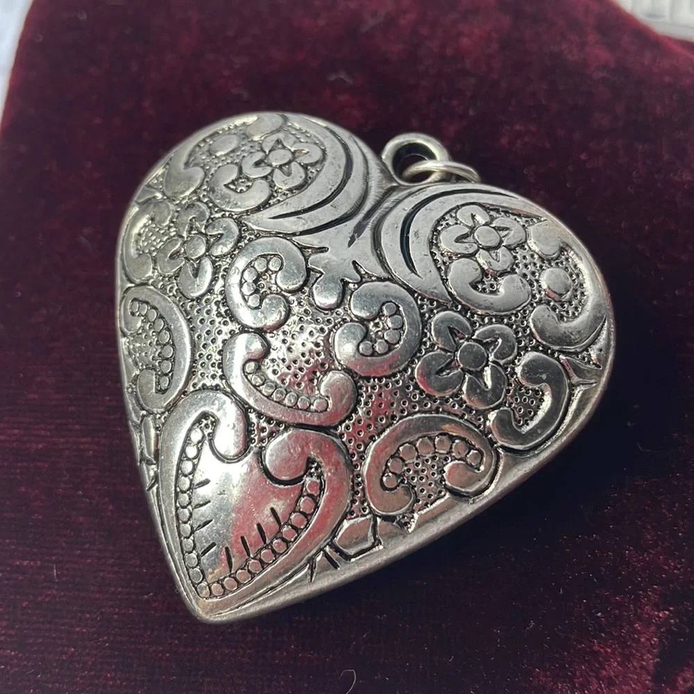 Large, lightweight heart shaped decorative embossed metal pendant for necklace - Picture 1 of 10
